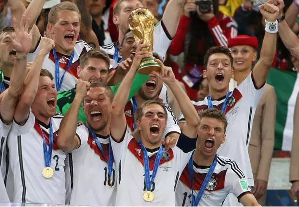 Neuer kommer fortfarande att delta i VM trots skador